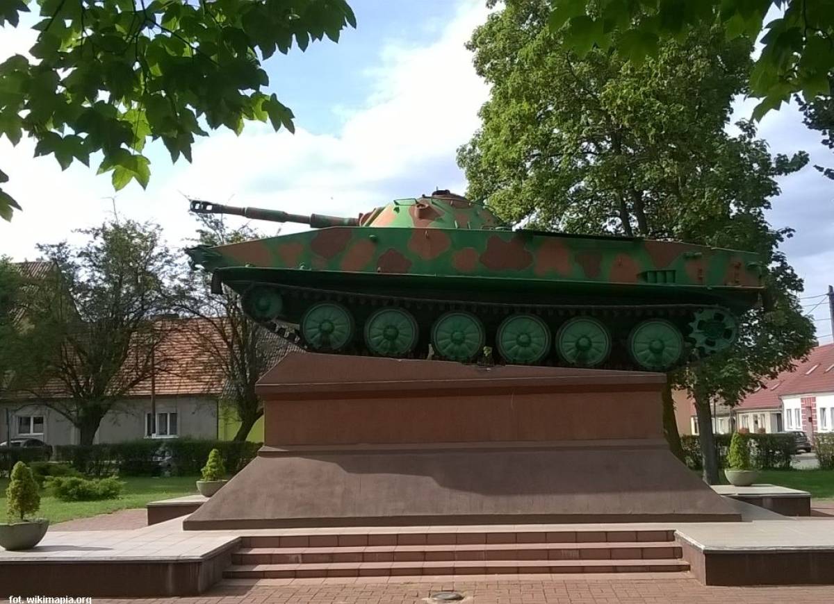 Czołg PT-76 (pomnik) w Lubrzy - 85 full