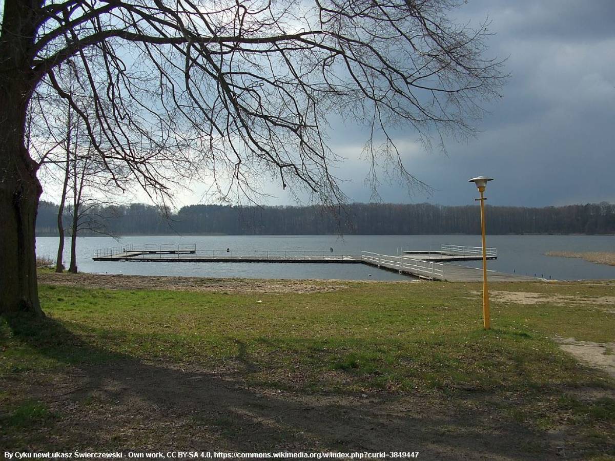 Główna plaża nad Jeziorem Goszcza w Lubrzy - plaza na jeziorem goszcza