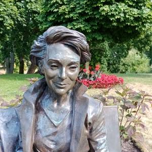 Promenada Gwiazd w Międzyzdrojach - laweczka ireny jarockiej w miedzyzdrojach 5