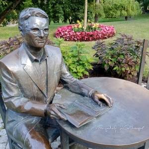 Promenada Gwiazd w Międzyzdrojach - stoliczek krzysztofa kolbergera w miedzyzdrojach 4