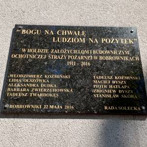 Tablica upamiętniająca założycieli i budowniczych OSP w Bobrownikach - tablica upamietniajaca zalozycieli i budowniczych osp w bobrownikach 4