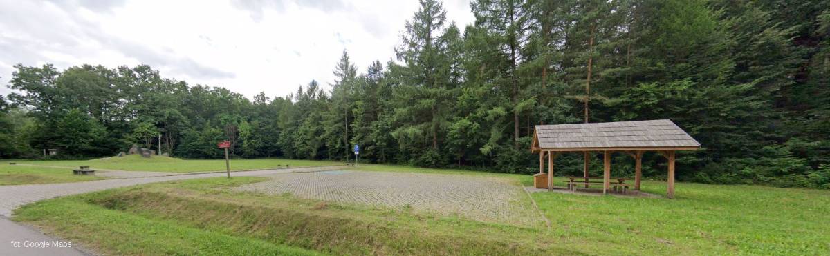 Parking przy Pomniku Powstania Zamojskiego w Szewni Dolnej - parking przy pomniku powstania zamojskiego w szewni dolnej1