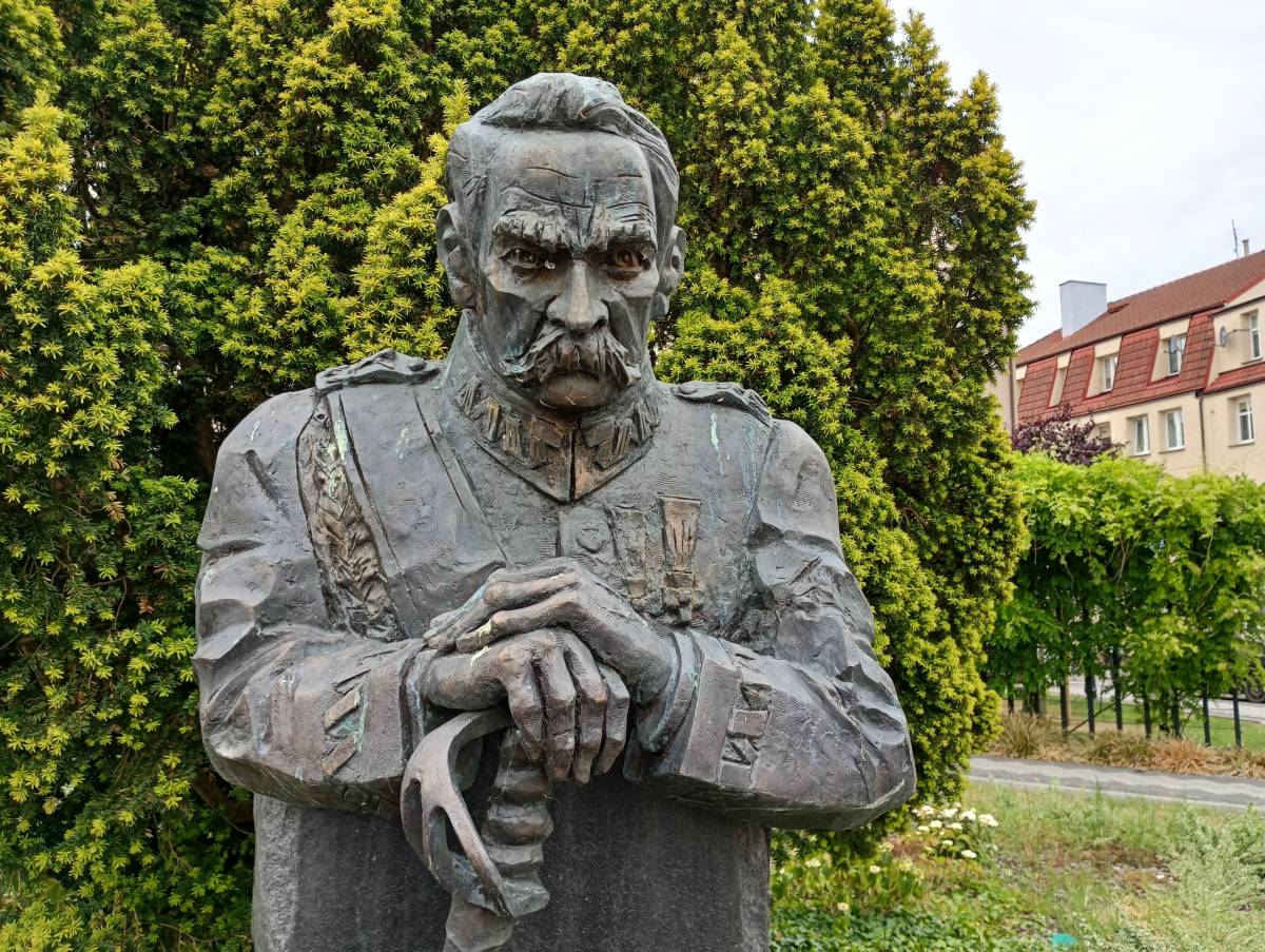Pomnik Józefa Piłsudskiego w Kamieniu Pomorskim - pomnik jozefa pilsudskiego w kamieniu pomorskim 2