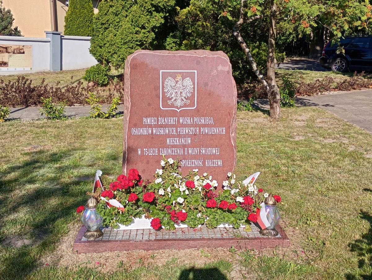 Pomnik żołnierzy Wojska Polskiego i pierwszych osadników w Kołczewie - pomnik zolnierzy wojska polskiego i pierwszych osadnikow w kolczewie 11