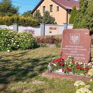 Pomnik żołnierzy Wojska Polskiego i pierwszych osadników w Kołczewie - pomnik zolnierzy wojska polskiego i pierwszych osadnikow w kolczewie 12