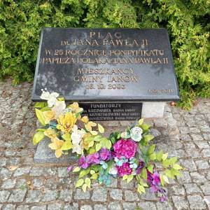 Tablica upamiętniająca Jana Pawła II w Janowie - tablica upamietniajaca jana pawla ii w janowie 3