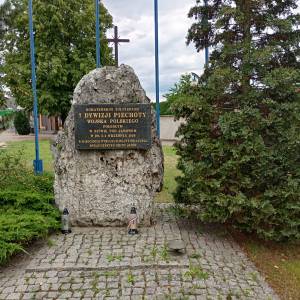 Bitwa pod Janowem (3-4.09.1939) - glaz z tablica ku czci zolnierzy 7 dywizji piechoty w janowie 3