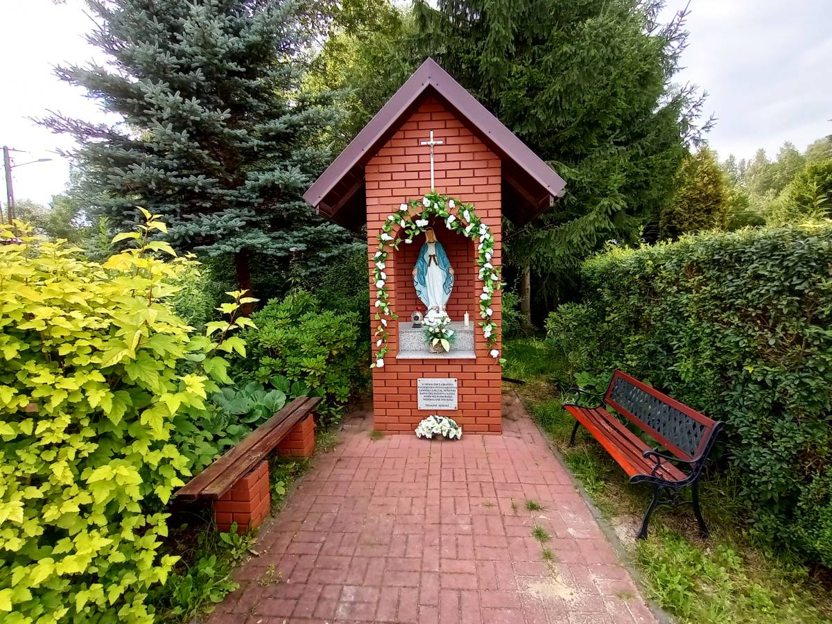 Kapliczka Matki Boskiej Niepokalanej Poczętej w Łysakowie - kapliczka matki boskiej niepokalanej poczetej w lysakowie 1