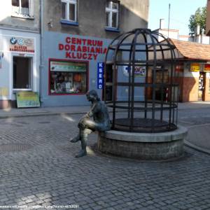 Pomnik Chłopaka i Dziewczyny w Prudniku - pomnik chlopaka i dziewczyny w prudniku 4