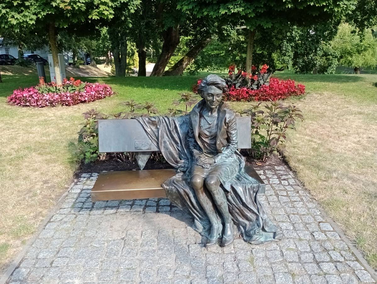Ławeczka Ireny Jarockiej w Międzyzdrojach - laweczka ireny jarockiej w miedzyzdrojach 3