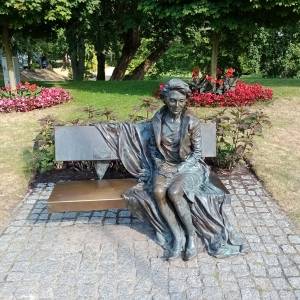 Ławeczka Ireny Jarockiej w Międzyzdrojach - laweczka ireny jarockiej w miedzyzdrojach 3