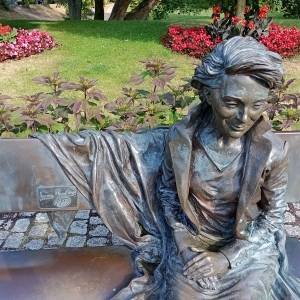 Ławeczka Ireny Jarockiej w Międzyzdrojach - laweczka ireny jarockiej w miedzyzdrojach 4