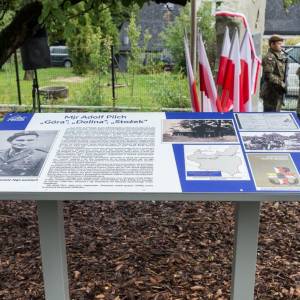 Pomnik pamięci Adolfa Pilcha w Wiśle - pomnik pamieci adolfa pilcha w wisle 2