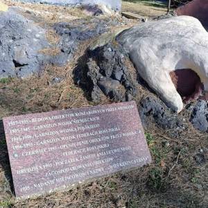 Pomnik Łącznościowca w Kęszycy Leśnej - pomnik lacznosciowca w keszycy lesnej 1