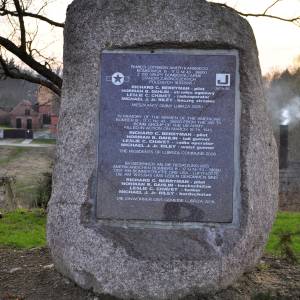 Pomnik lotników amerykańskich we wsi Bucze - pomnik lotnikow amerykanskich we wsi bucze 2