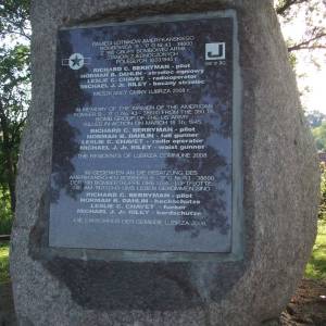 Pomnik lotników amerykańskich we wsi Bucze - pomnik lotnikow amerykanskich we wsi bucze 3