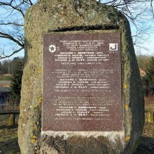 Pomnik lotników amerykańskich we wsi Bucze - pomnik lotnikow amerykanskich we wsi bucze 4