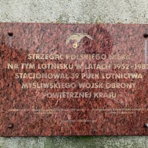Tablica upamiętniająca 39 Pułk Lotnictwa Myśliwskiego na lotnisku w Pyrzowicach - tablica upamietniajaca 39 pulk lotnictwa mysliwskiego na lotnisku w pyrzowicach 1