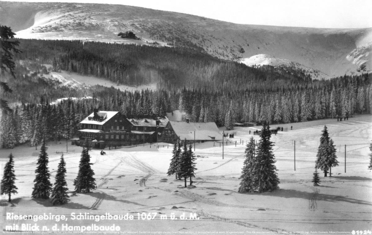 Schronisko na Starej Polanie na fotografii. W tle Hampelbaude (Strzecha Akademicka)
