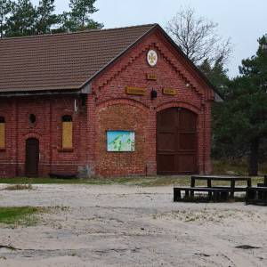 Szlak na latarnię Czołpino przez plażę - czerwona szopa1