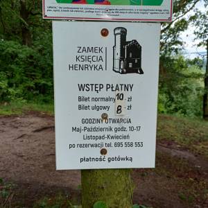 Parking pod Zamkiem Henryka - szlak do zamku henryka 2