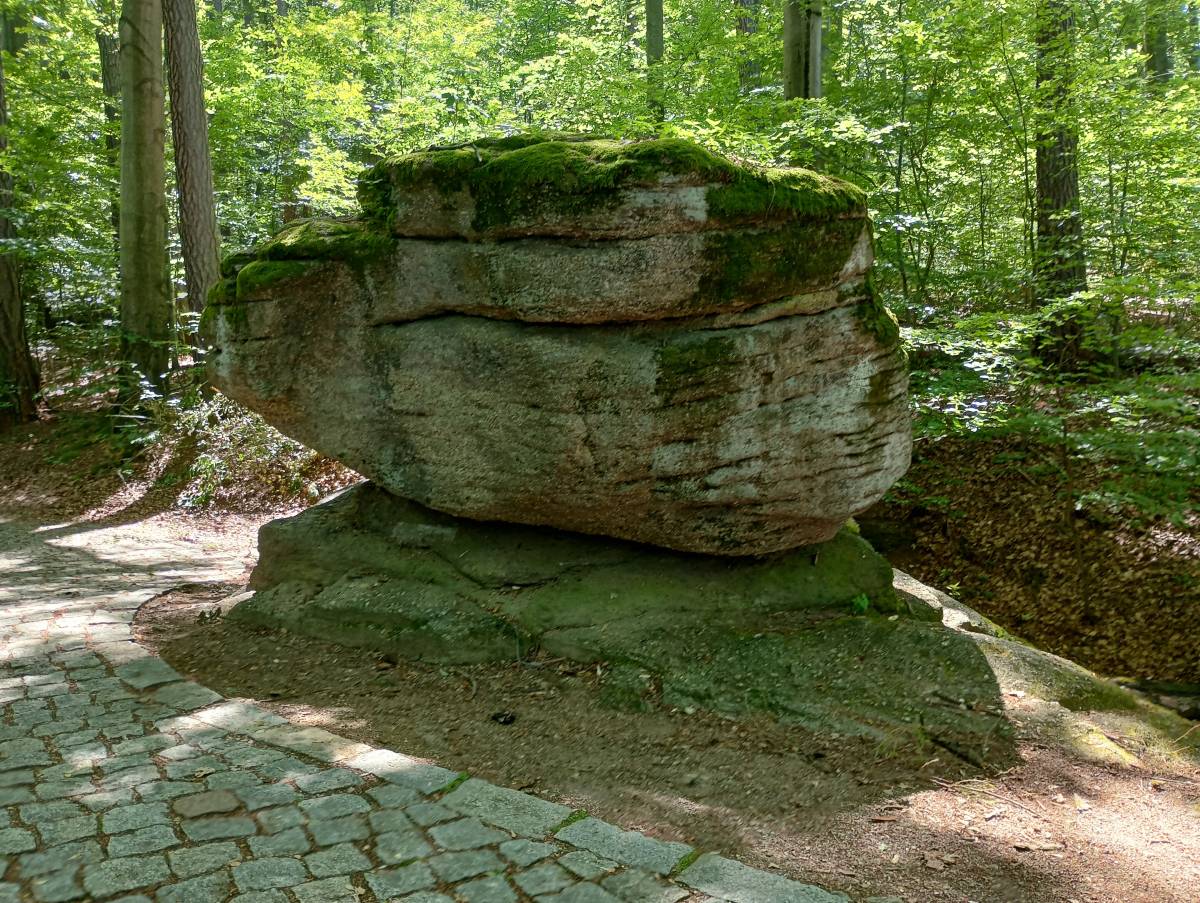 Skalny Grzyb na zboczu Chojnika - skalny grzyb na zboczu chojnika 12