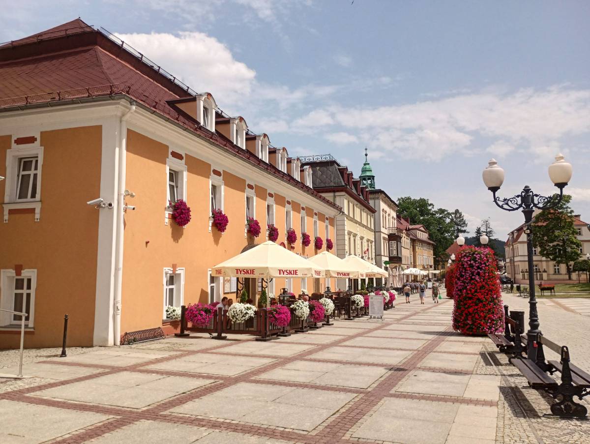 Dawny Hotel Śnieżka w Cieplicach - Atrakcje turystyczne - Odkrywcza ...