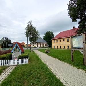 Kapliczka domkowa w Łomnicy - kapliczka przydrozna w lomnicy 1