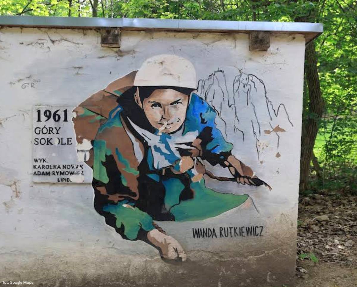Mural Wandy Rutkiewicz w Górach Sokolich - mural wandy rutkiewicz przy schronisku szwajcarka 1