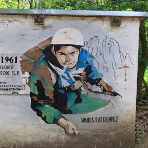 Mural Wandy Rutkiewicz w Górach Sokolich - mural wandy rutkiewicz przy schronisku szwajcarka 1
