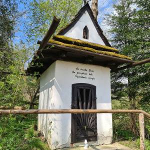 Szlak rowerowy Krościenko-Przełęcz Sosnów - chapel of saint kinga front view in 2022