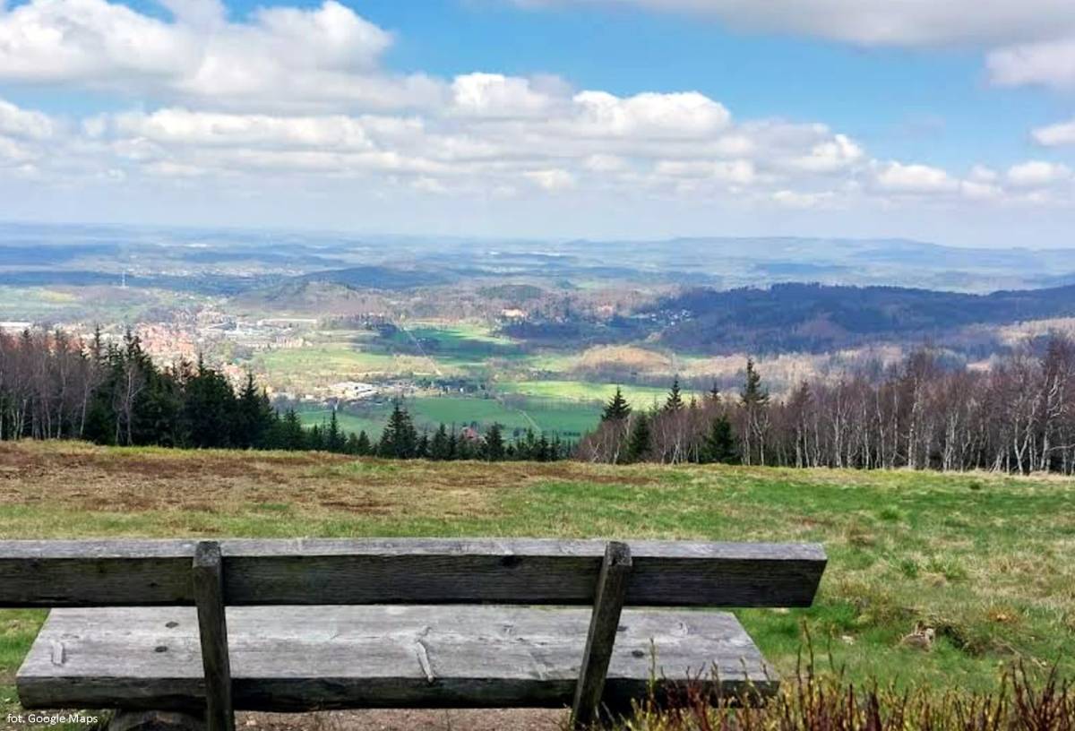 Panorama z miastem Kowary widoczna z punktu widokowego pod Rudnikiem