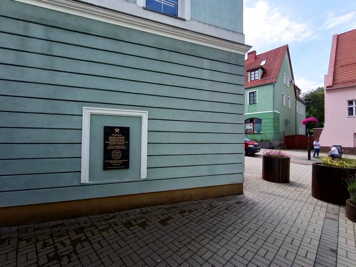 Tablica pamięci kowarskich gwarków w Kowarach - tablica pamieci kowarskich gwarkow w kowarach 1