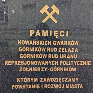Tablica pamięci kowarskich gwarków w Kowarach - tablica pamieci kowarskich gwarkow w kowarach 3