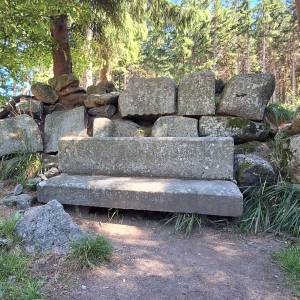 Kamienna Ławka w Kowarach - kamienna lawka w kowarach 2