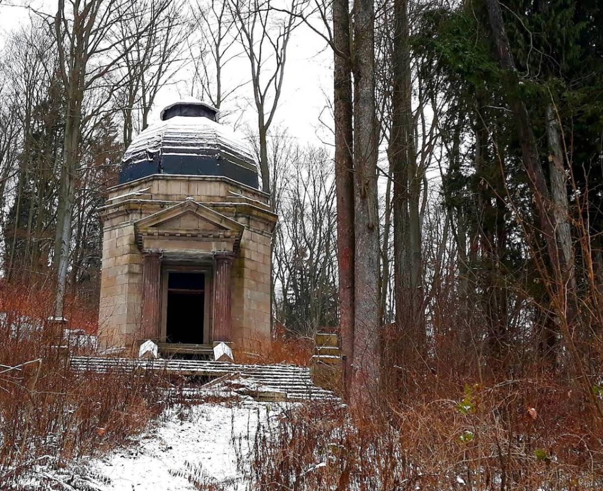 Mauzoleum Emila Beckera w Maciejowej - mauzoleum emila beckera w maciejowej 1