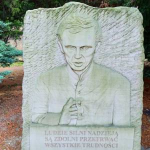 Pomnik Jerzego Popiełuszki w Brzegu - pomnik jerzego popieluszki w brzegu 7