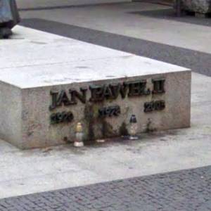 Pomnik Jana Pawła II w Brzegu - pomnik jana pawla ii w brzegu 1