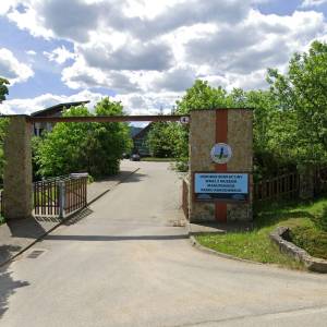 Parking przy Ośrodku Edukacyjno-Muzealnym im. Jana Szafrańskiego w Krempnej - parking przy osrodku edukacyjno muzealnym im jana szafranskiego w krempnej2