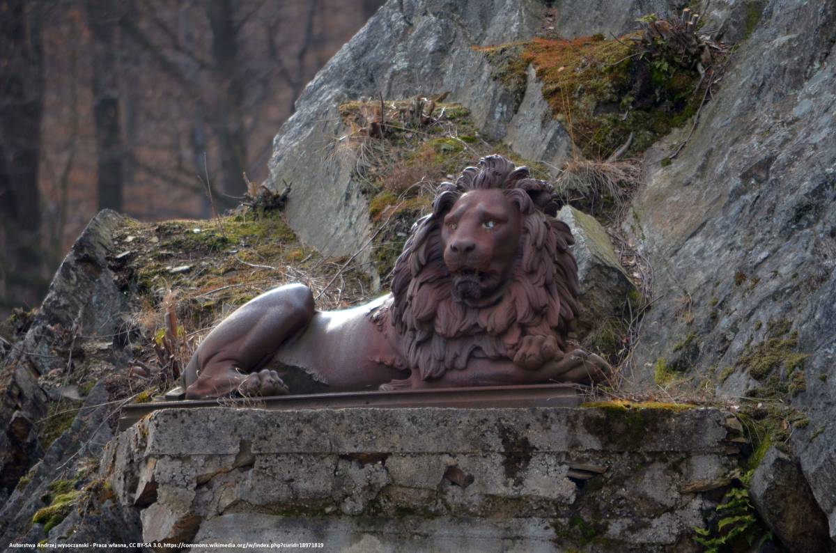 Figura lwa stojąca w przeszłości przy jednej ze skał na szczycie wzniesienia