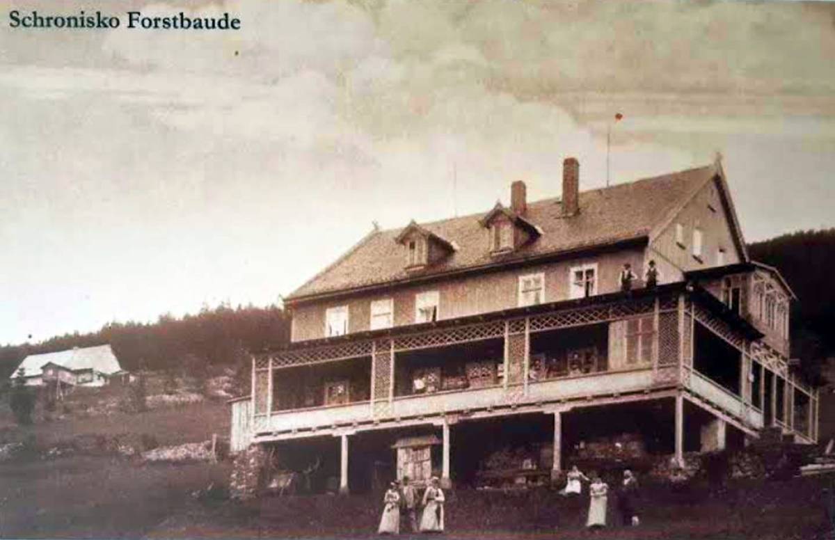 Schronisko Forstbaude, wraz z sąsiednią chatą Kretschmars Forstbaude. Pozujący turyści i zapewne gospodarze Forstbaudy