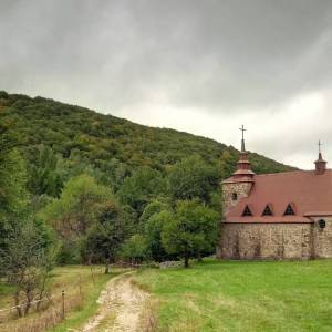 Kościół pw. św.Jana z Dukli i św.Huberta w Hucie Polańskiej - szlak zolty przelecz mazgalica huta polanska7