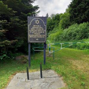 Zbiorowa mogiła Żydowska na Przełęczy Hałbowskiej - zbiorowa mogila zydowska na przeleczy halbowskiej