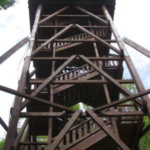 Ścieżka przyrodnicza „Buczynowa” - wapienne wieza widokowa na ferdlu hb2