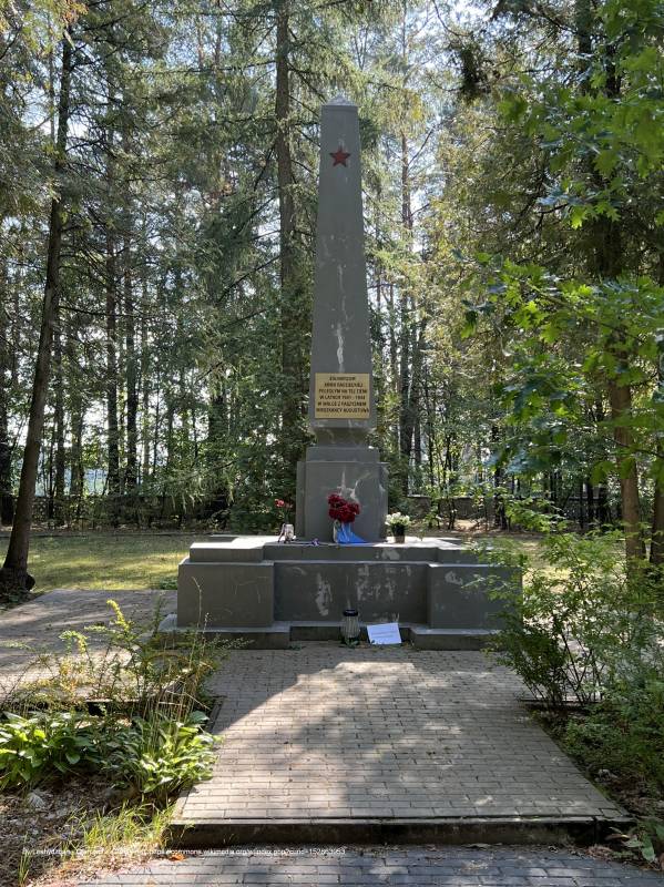 Cmentarz Żołnierzy Radzieckich w Augustowie - cmentarz zolnierzy radzieckich w augustowie 5