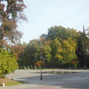 Park Stary im. Księcia Józefa Poniatowskiego - wejscie na plac teatralny w parku starym w bialymstoku 