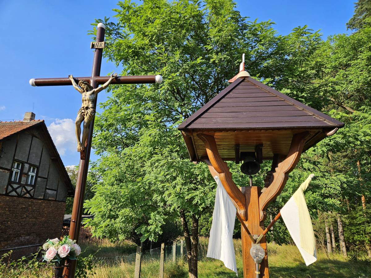 Krzyż, kapliczka i dzwonek w Truszczycy - krzyz kapliczka i dzwonek w truszczycy 3