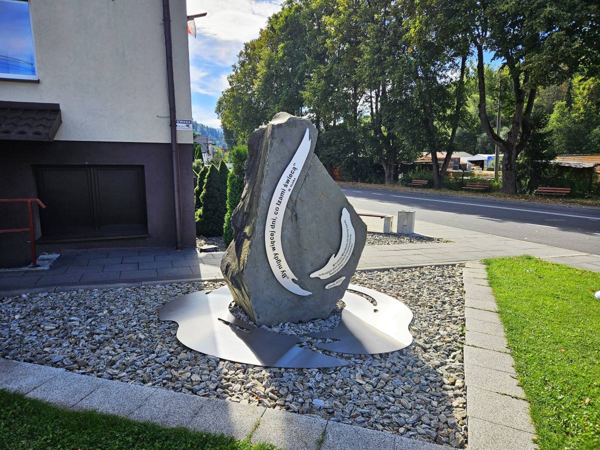 Pomnik Ofiar Totalitaryzmów w Ujsołach - pomnik ofiar totalitaryzmow w ujsolach 1