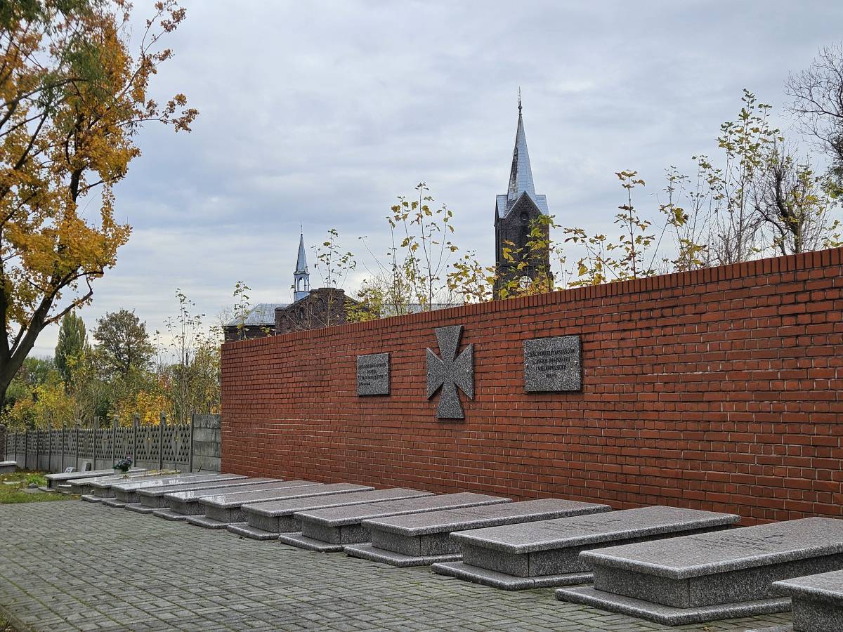 Groby powstańców śląskich w Lipinach - groby powstancow slaskich w lipinach 39